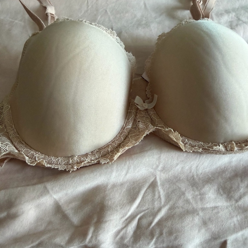 Victoria's Secret Lace-Trim T-Shirt Bra in Cream